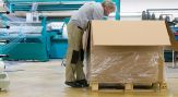 Beispiel 1: Das Herausnehmen von Spulen aus Palettenkartons war vor allem bei den unteren Lagen ergonomisch ungünstig. Ein Palettenheber mit Kippfunktion schaffte Abhilfe.