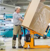 Beispiel 1/Bild 2: Das Herausnehmen von Spulen aus Palettenkartons war vor allem bei den unteren Lagen ergonomisch ungünstig. Ein Palettenheber mit Kippfunktion schaffte Abhilfe